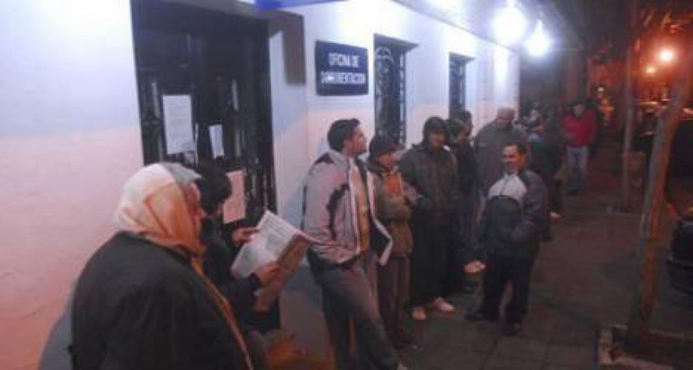 Renovar el pasaporte en Rosario implica una odisea de hasta 12 horas