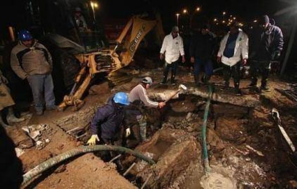 CORTE DE AGUA EN LA CIUDAD DE SANTA FE La llave para evitar el corte fue perdida debajo del pavimento