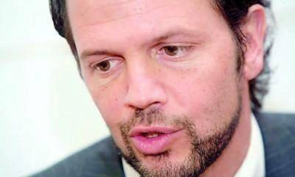 Seg�n un sondeo, Racconto conserva buena imagen pero deber�a renunciar