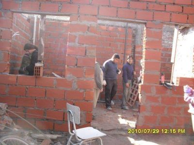 REFACCIONAN VIVIENDA EN BURZACO 