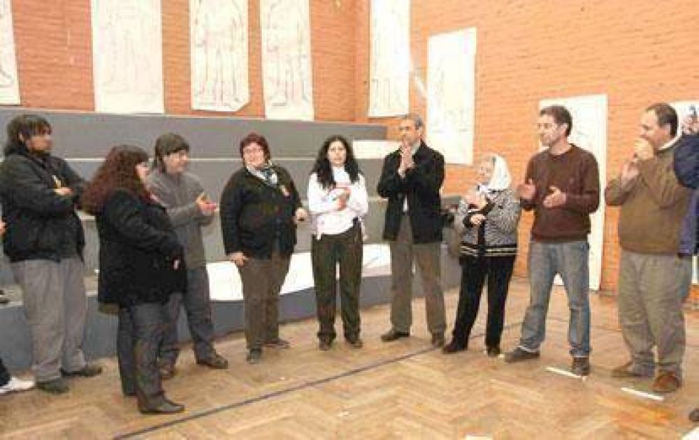El Intendente particip� del armado de siluetas para conmemorar �La noche de los l�pices�