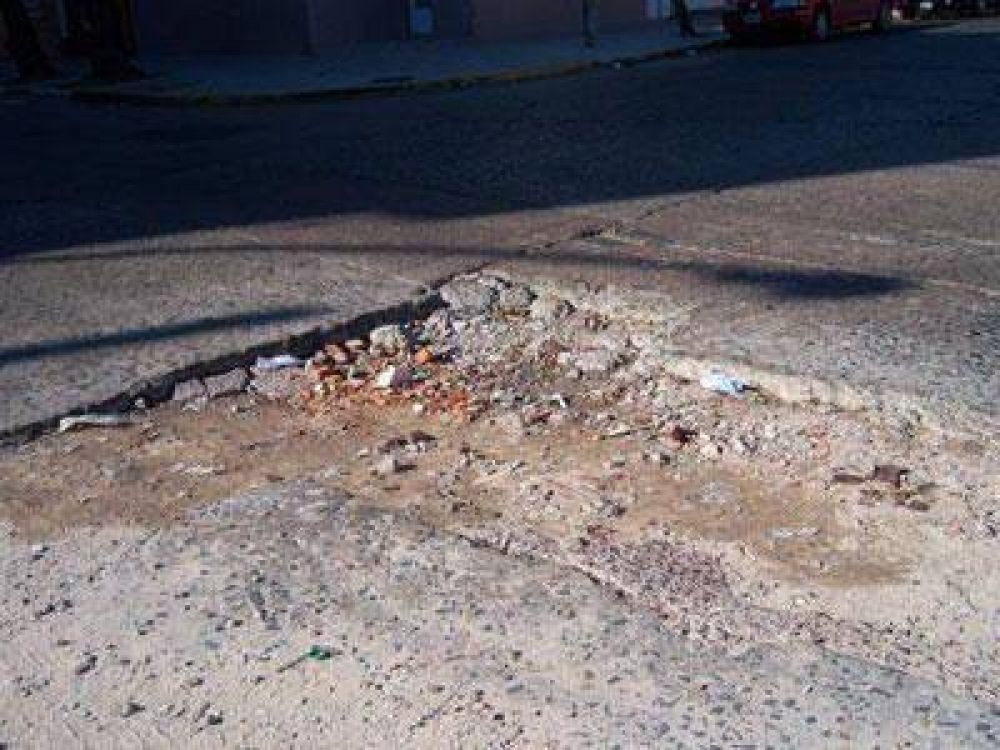  LAN�S | RECLAMAN LA REPAVIMENTACI�N Quejas por los baches de la calle Iberlucea de Escalada