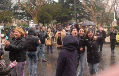 Unas cincuenta personas en la movilizaci�n ante la Municipalidad por la Terminal de Omnibus