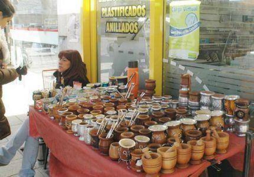 Vendedores, molestos con la relocalizaci�n, advirtieron que su labor evita delitos en los comercios de la zona