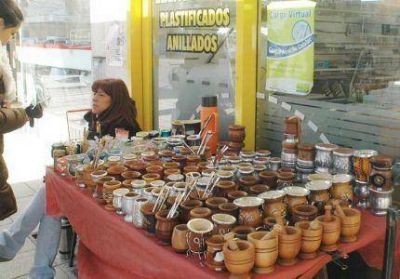 Vendedores, molestos con la relocalizaci�n, advirtieron que su labor evita delitos en los comercios de la zona