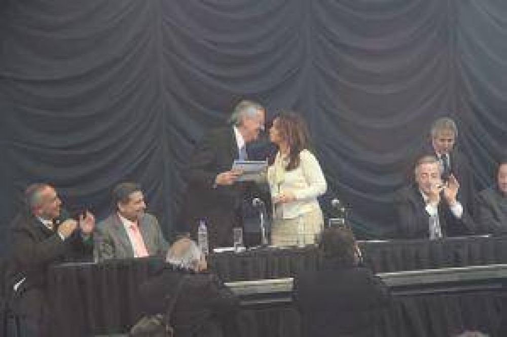 Emotividad, �nfasis y buen humor de la Presidenta con el Gobernador  