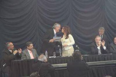 Emotividad, �nfasis y buen humor de la Presidenta con el Gobernador  