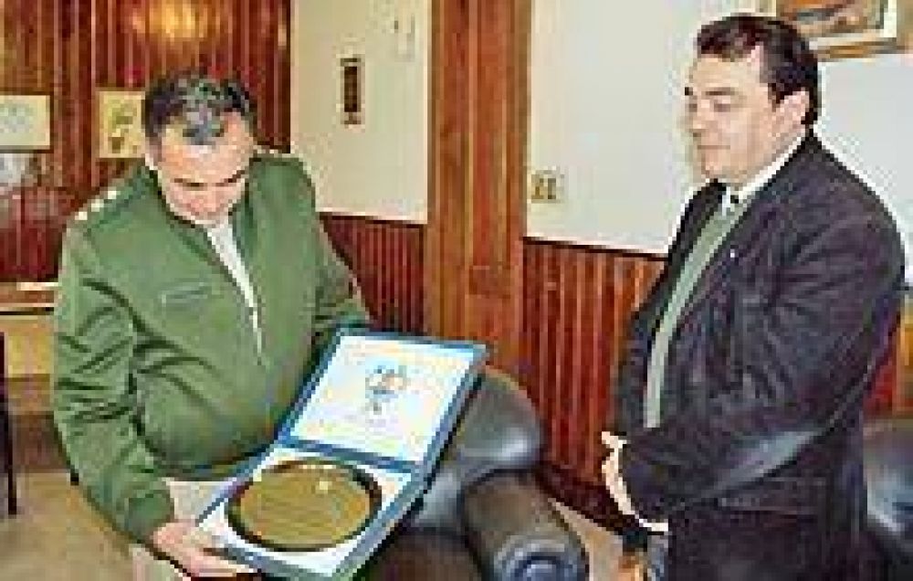 Niccolai realiz� una visita de cortes�a al destacamento provincial de Gendarmer�a 