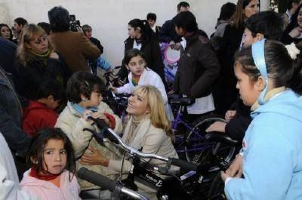 Karina Rabolini entreg� donaciones de la Fundaci�n en Baradero