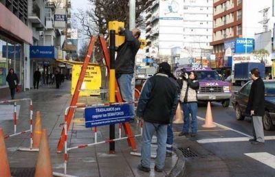 Comenz� la instalaci�n de sem�foros peatonales