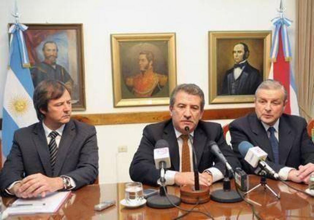 Urribarri anunci� un aumento del 7% para docentes y estatales