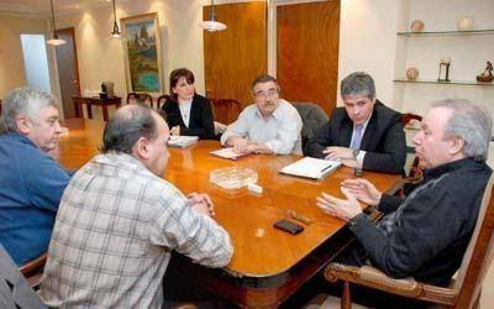Peralta escuch� exposici�n del presidente de Servicios P�blicos