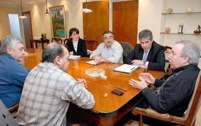 Peralta escuch� exposici�n del presidente de Servicios P�blicos