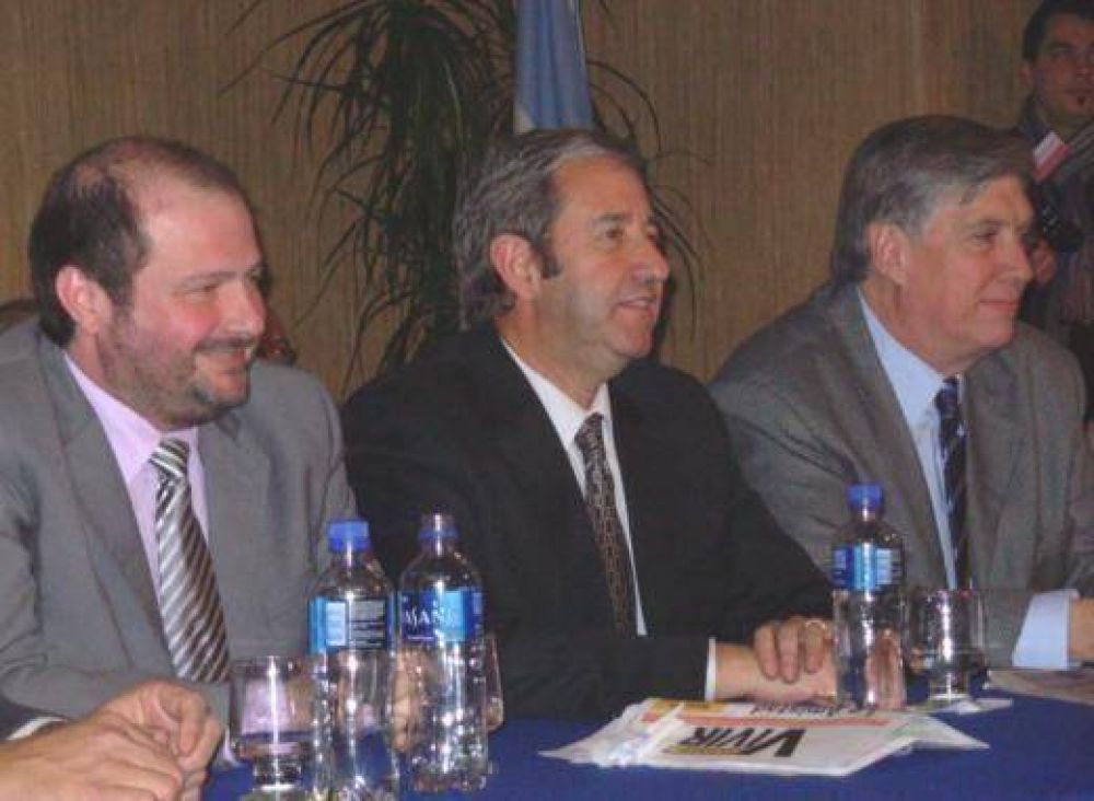 Julio Cobos encabez� el acto de asunci�n de las nuevas autoridades de la UCR de San Mart�n