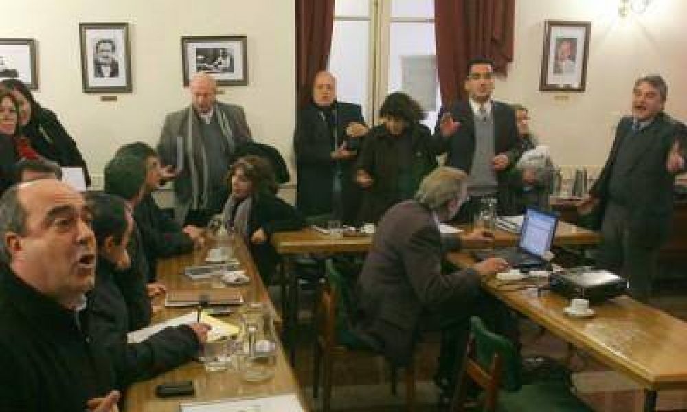 Enojado y molesto por las cr�ticas, Behler se retir� de la Legislatura antes de tiempo