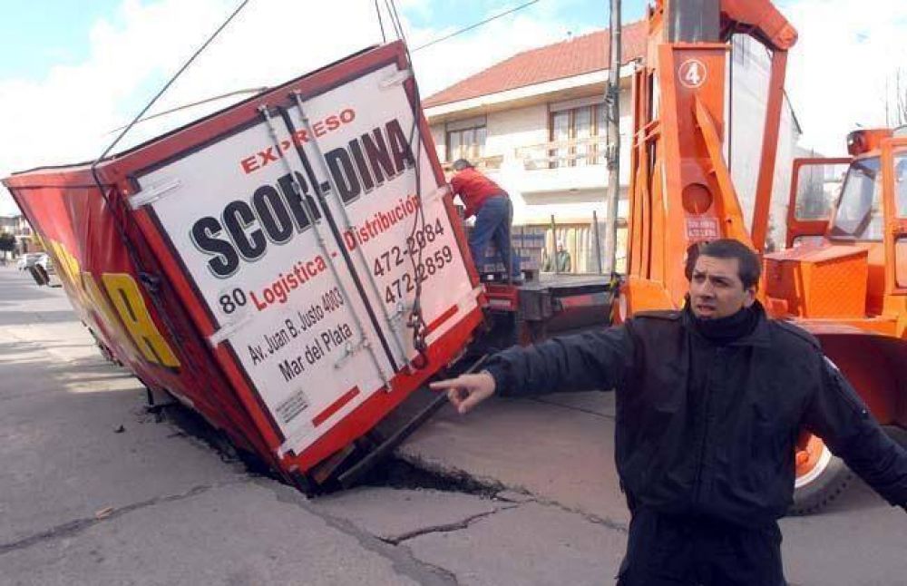 Las fotos del cami�n hundido en el asfalto