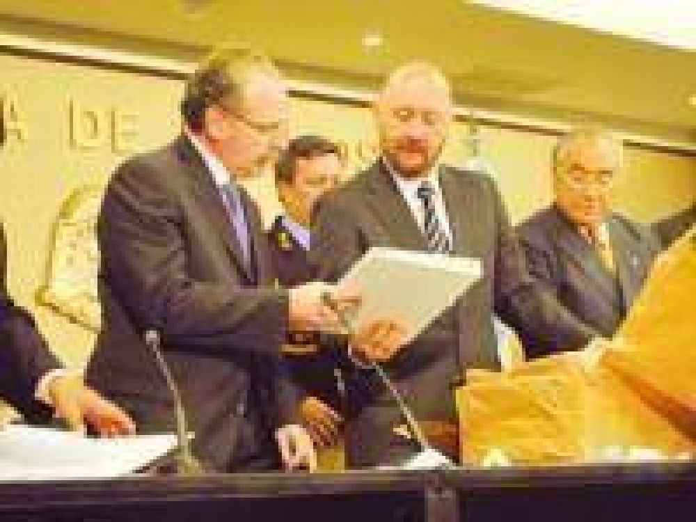 Duro cruce verbal entre el gobierno y la oposici�n despu�s de un acto p�blico 