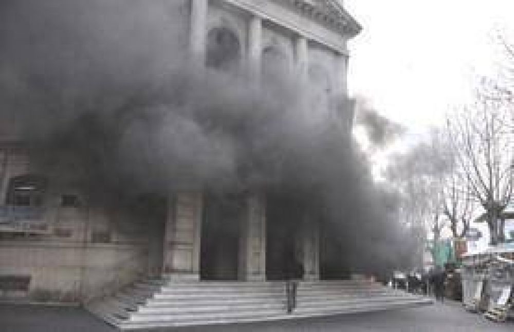 Protesta municipal, humo denso, rechazo de la gente y agresiones al periodismo