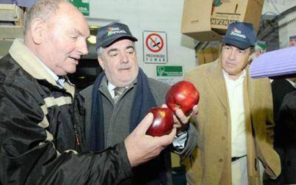 Das Neves visit� plantas de empaque de manzanas ayer en General Roca