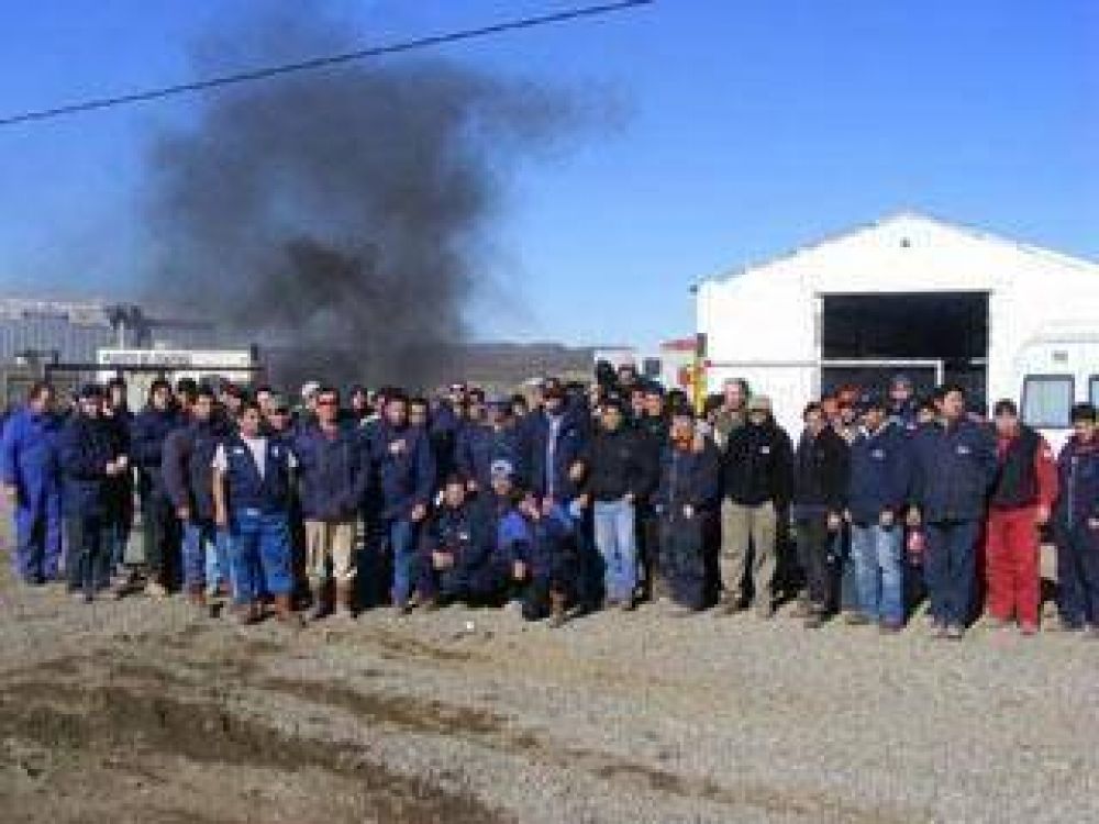 Petroleros bloquean base operativa