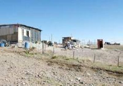 Centenario: buscan salida a una toma ubicada en tierras de una constructora en quiebra