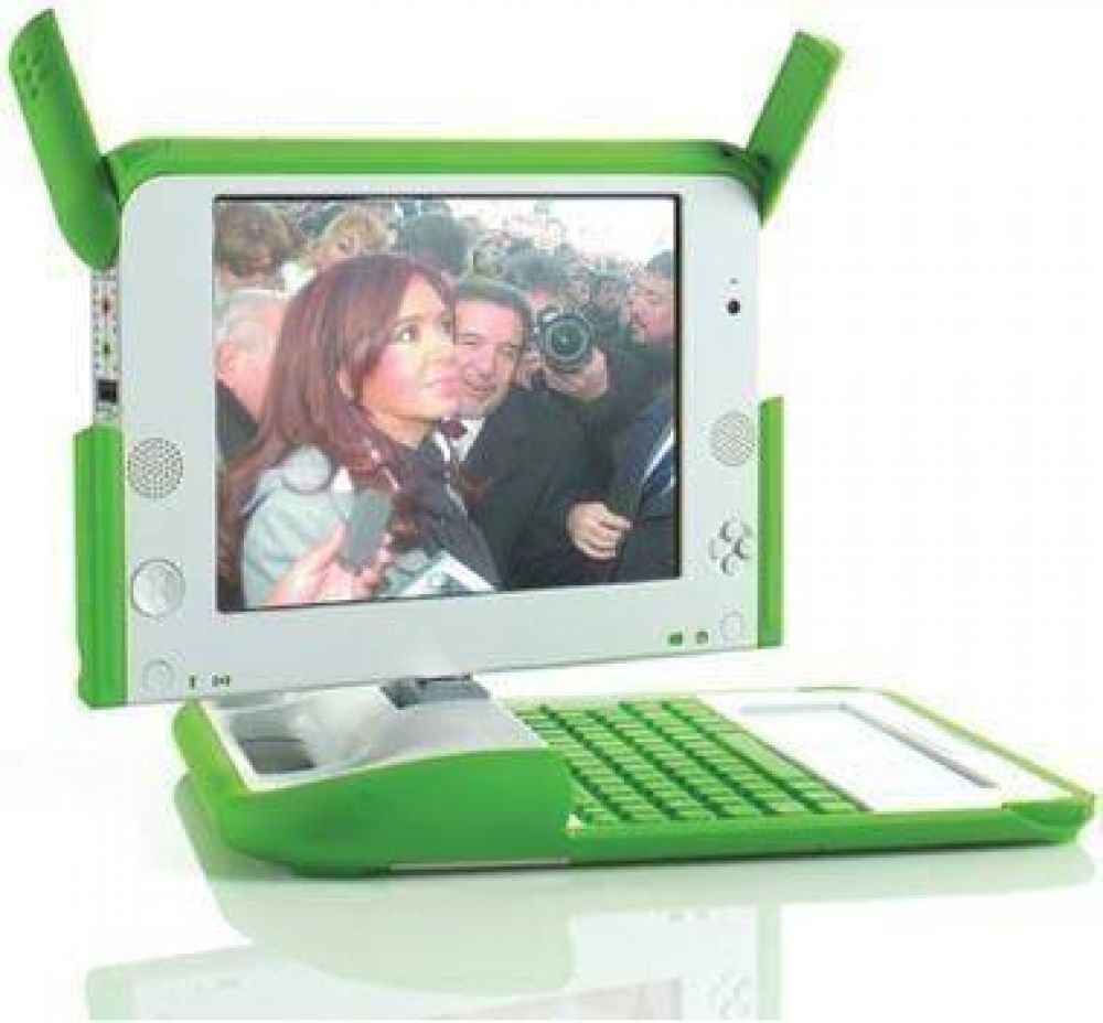 Luces en las laptops, sombras en los homenajes