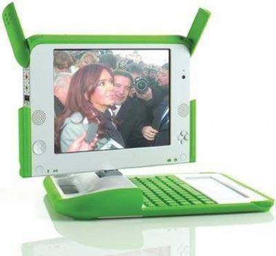 Luces en las laptops, sombras en los homenajes