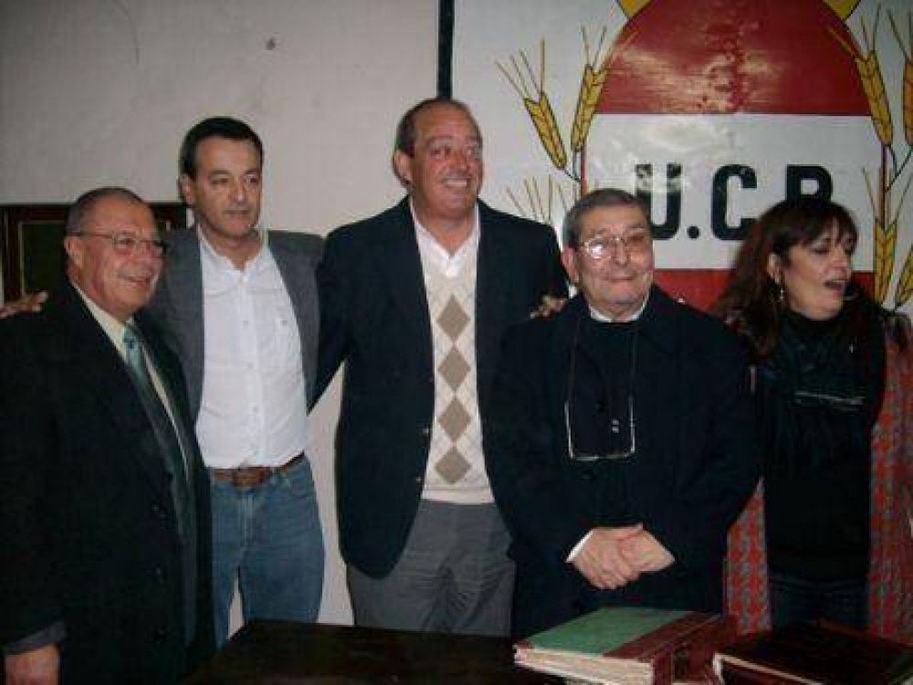Con palos contra Mario Secco, asumieron las nuevas autoridades de la UCR de Ensenada