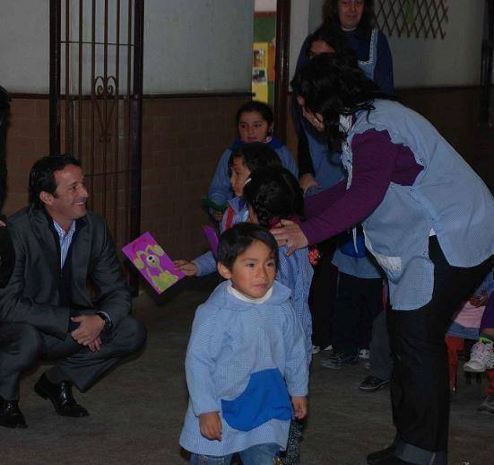 INSAURRALDE ENTREG� JUGUETES JUNTO A LA FUNDACI�N �PUPI� POR EL D�A DEL NI�O 
