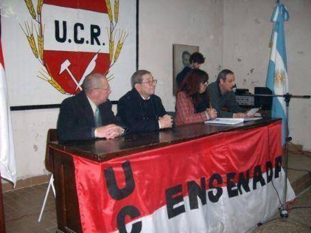 Con palos contra Mario Secco, asumieron las nuevas autoridades de la UCR de Ensenada