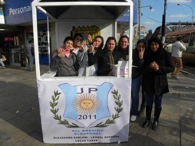 JUVENTUD PERONISTA DE DUHALDE REPARTIO JUGUETES EN LANUS