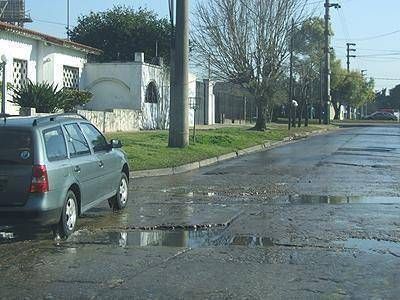LOMAS | RECLAMO VECINAL Vecinos de la calle Las Lilas piden la repavimentaci�n de la arteria