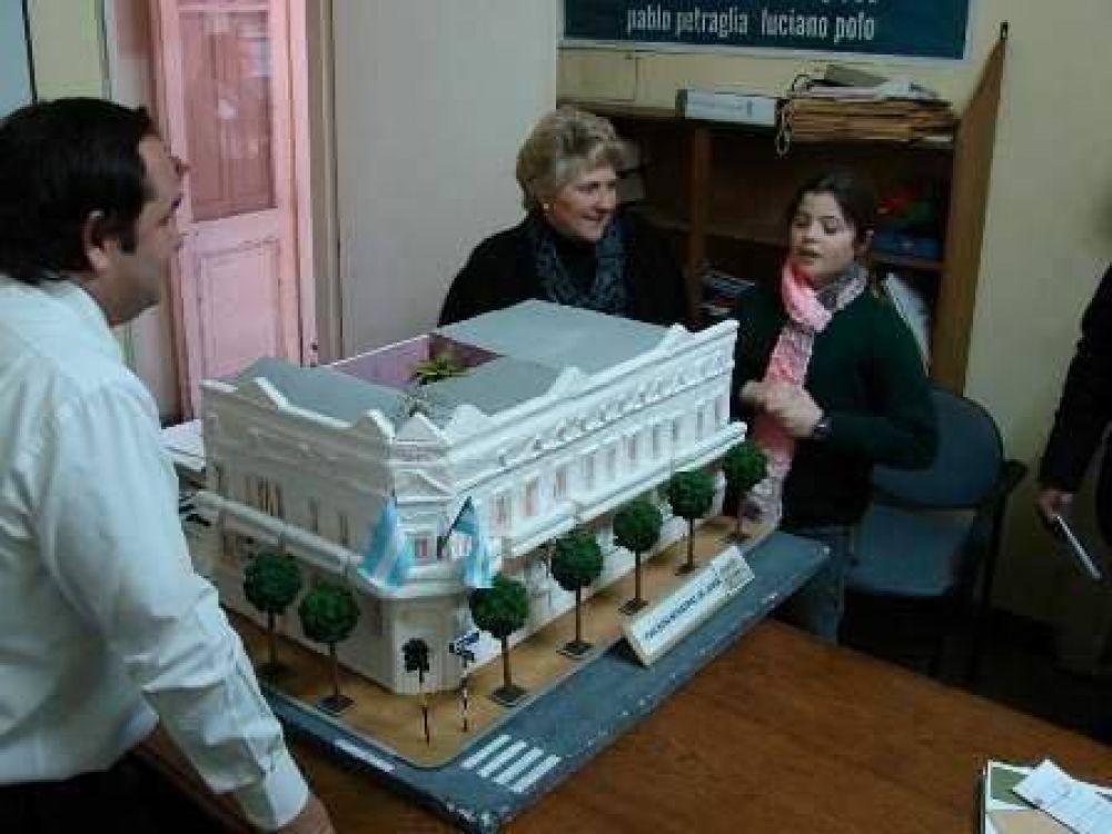 Alumnos entregaron maqueta del palacio Municipal
