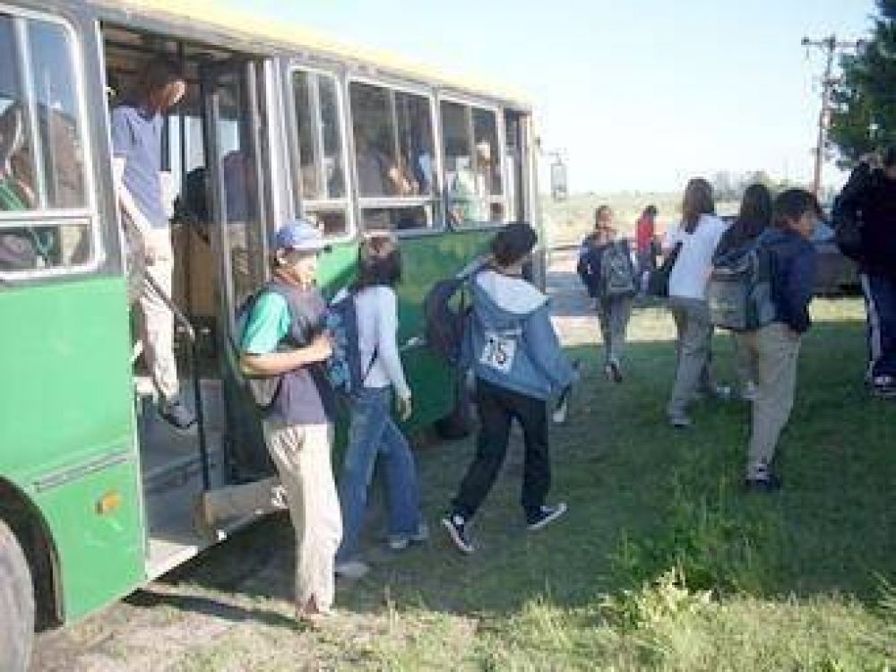El gobierno adeuda 200 mil pesos a los transportistas de escuelas rurales 