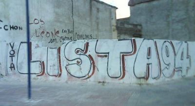 A m�s de 2 meses de la interna de la UCR, la ciudad sigue sucia con afiches y pintadas