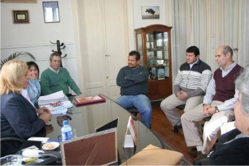Presentaci�n oficial  La Intendente Giroldi recibi� a las nuevas autoridades de la Asociaci�n Civil �Barrios Amigos�