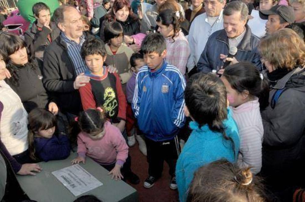 Descalzo inaugur� las reformas de la plaza Eva Per�n
