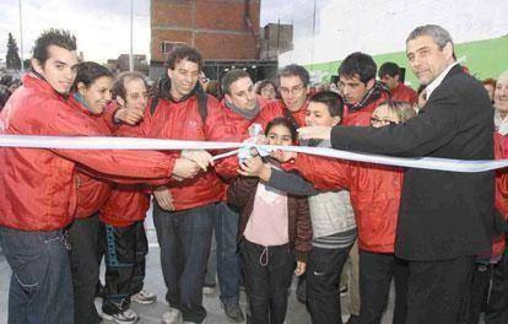 El Club Echeverr�a de Wilde inaugur� su polideportivo
