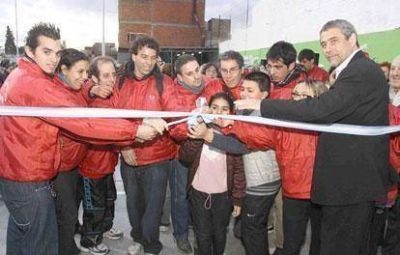 El Club Echeverr�a de Wilde inaugur� su polideportivo