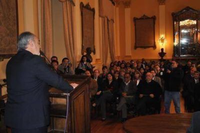 Con el desendeudamiento "mejorar� la pol�tica salarial pero no ser� fruto de los paros" 