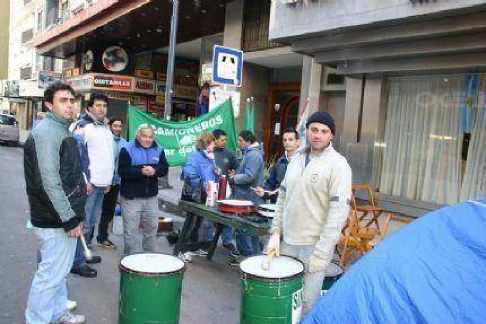 Operarios de la empresa"el Tr�bol" reclaman cobrar y acampan en el centro
