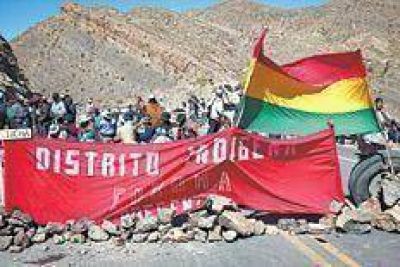 Potos� mantiene las protestas