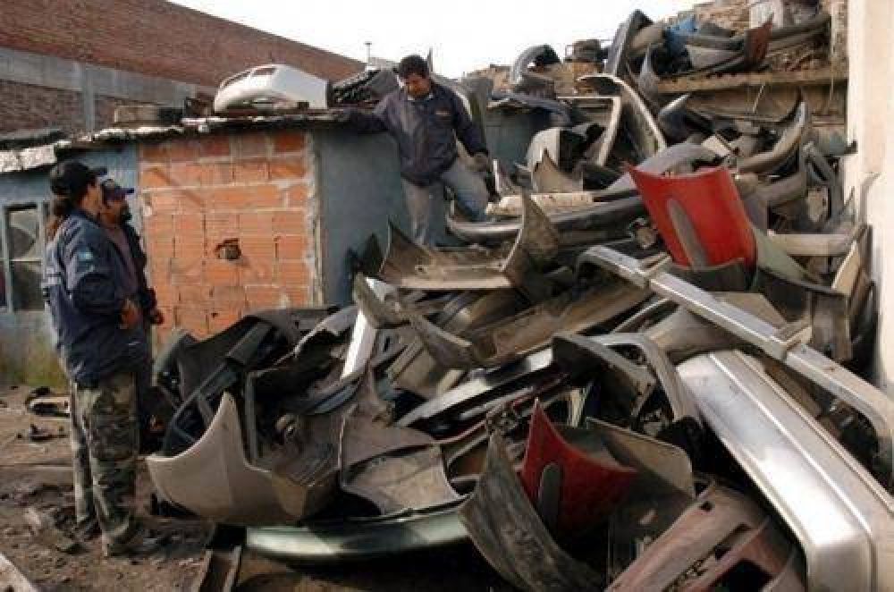 La Polic�a secuestr� veh�culos en un desarmadero en Monte Chingolo