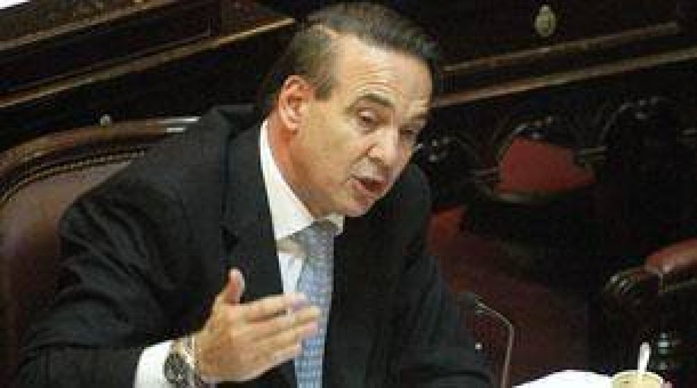  Para el senador Pichetto "est� en marcha una empresa de destrucci�n llamada Carri� S.A."  