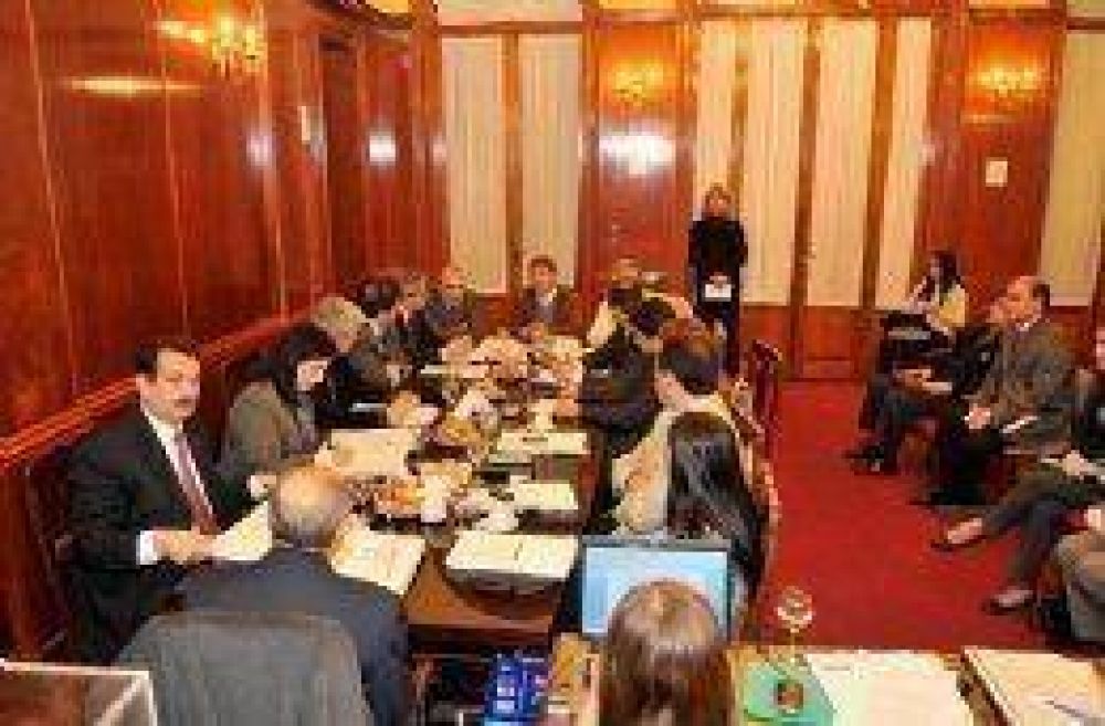 Alperovich exige al CAM cinco nombres por cargo vacante