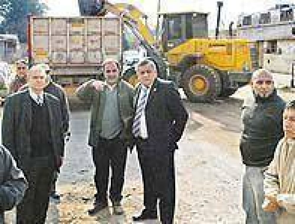 Hugo Infante supervis� la pavimentaci�n de calles en el barrio 8 de Abril 