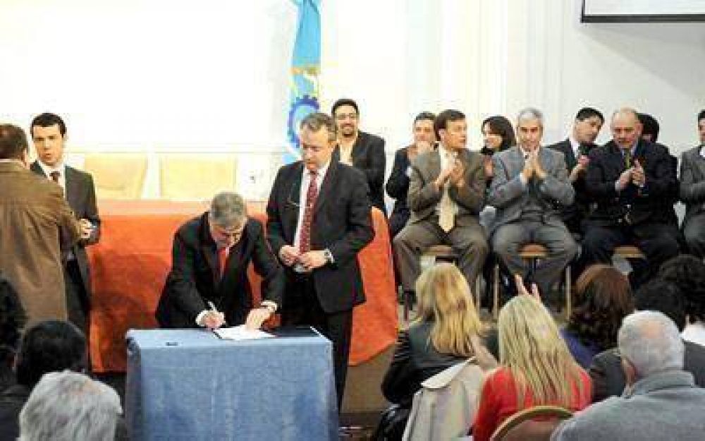 Provincia puso en marcha 25 obras financiadas por el bono chubutense