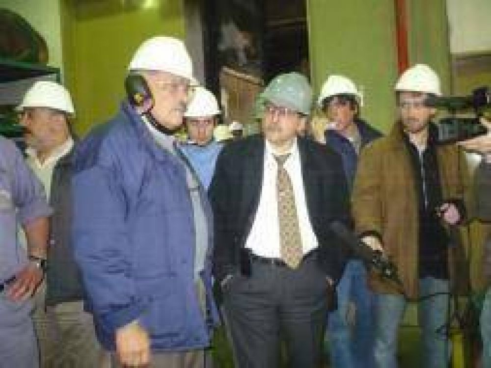 Moreno recorri� Papel Prensa y prometi� inversiones del estado