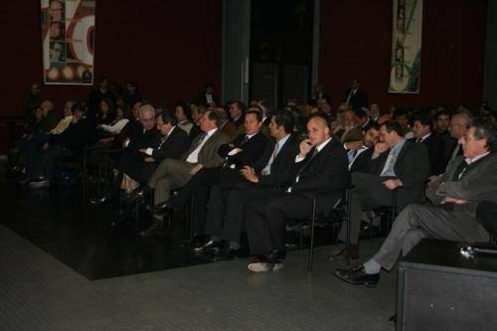 En una emotiva ceremonia Carlos Rossi jur� como nuevo decano de la Facultad de Ciencias Agrarias