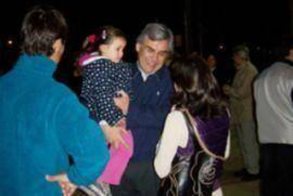 General Villegas Gilberto Alegre inaugur� las luminarias del Barrio Plan Federal